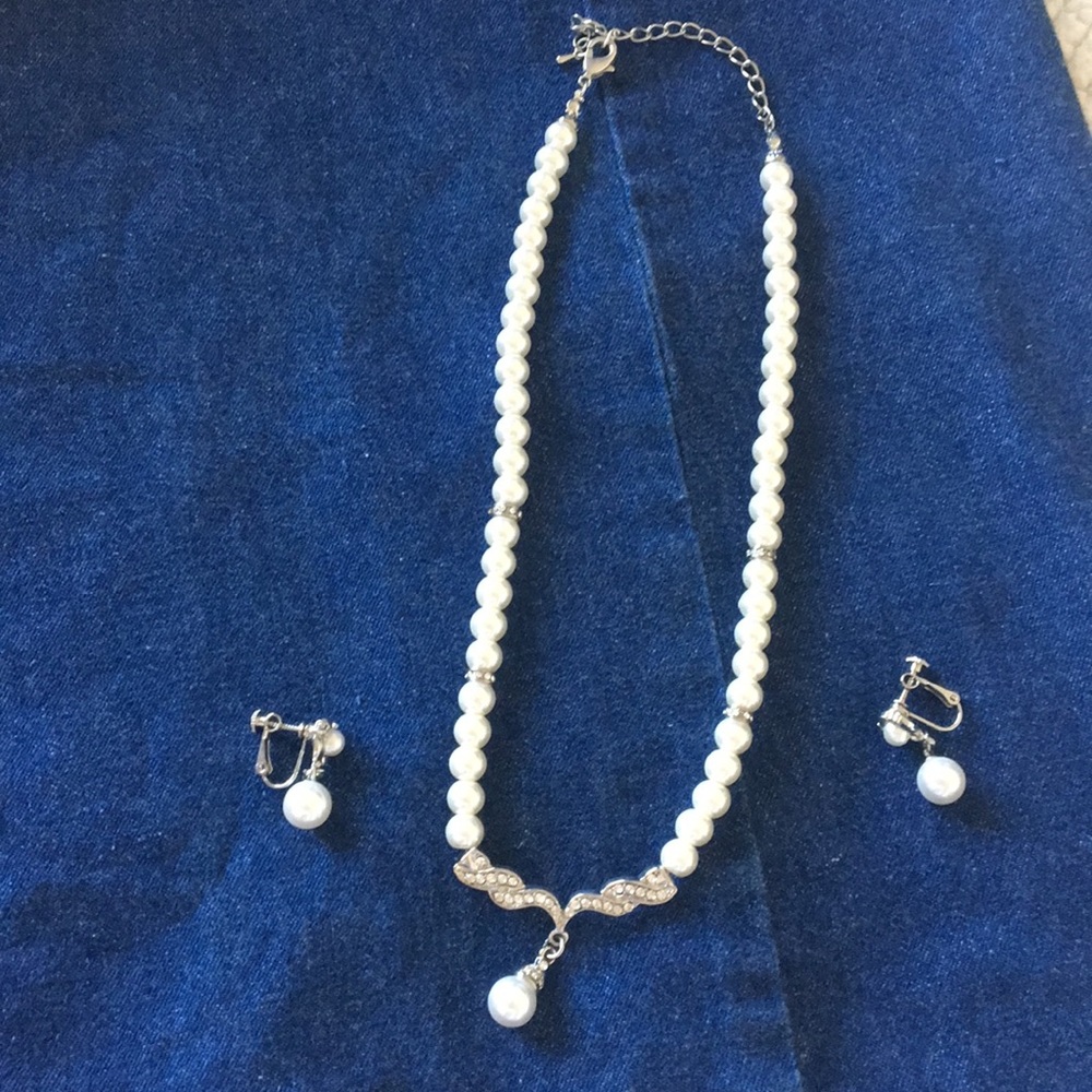 Set of pearl necklace and earrings